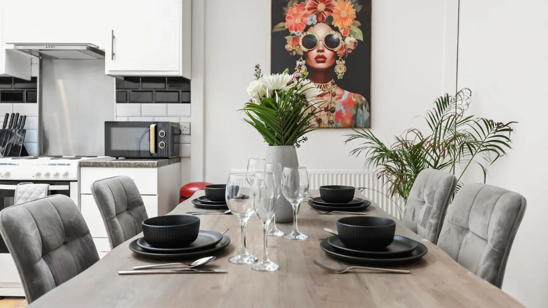 Centrally Located Spacious Three Bedroom Apartment Short Term Rental & Flexible Renting Hackney With Free Wifi London