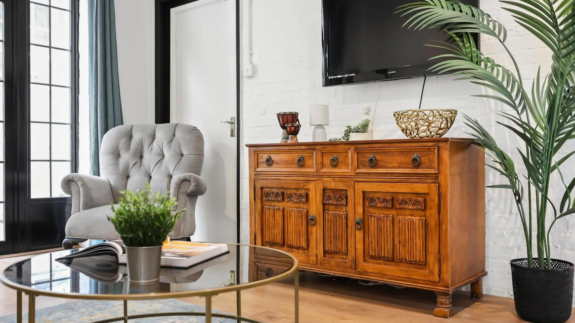 Centrally Located Spacious Three Bedroom Apartment Short Term Rental & Flexible Renting Hackney With Free Wifi London United Kingdom