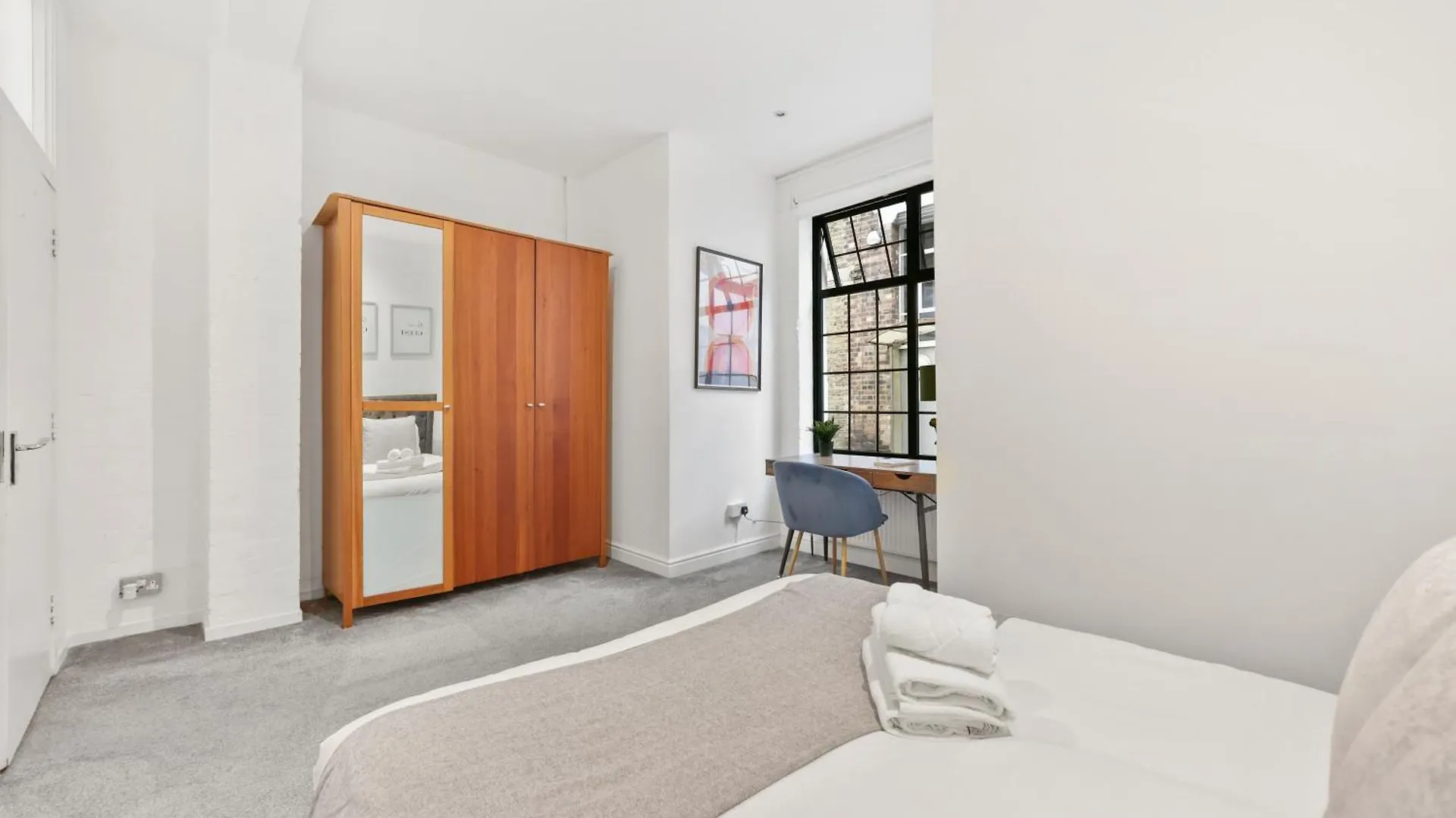Centrally Located Spacious Three Bedroom Apartment Short Term Rental & Flexible Renting Hackney With Free Wifi London