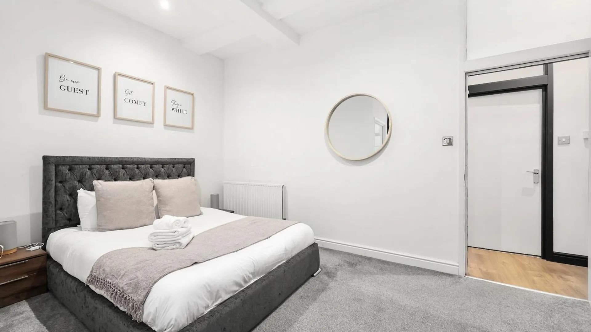 Centrally Located Spacious Three Bedroom Apartment Short Term Rental & Flexible Renting Hackney With Free Wifi London