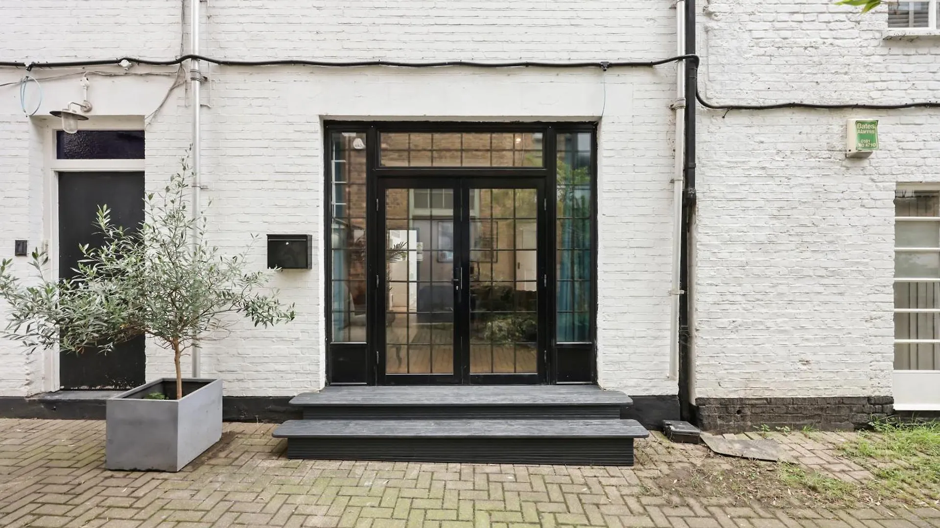 Centrally Located Spacious Three Bedroom Apartment Short Term Rental & Flexible Renting Hackney With Free Wifi London United Kingdom