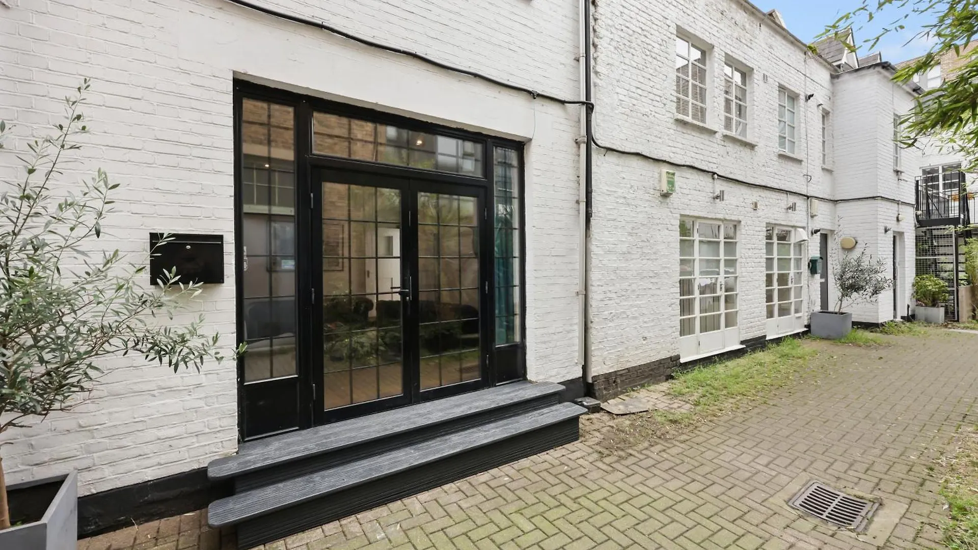 Centrally Located Spacious Three Bedroom Apartment Short Term Rental & Flexible Renting Hackney With Free Wifi London