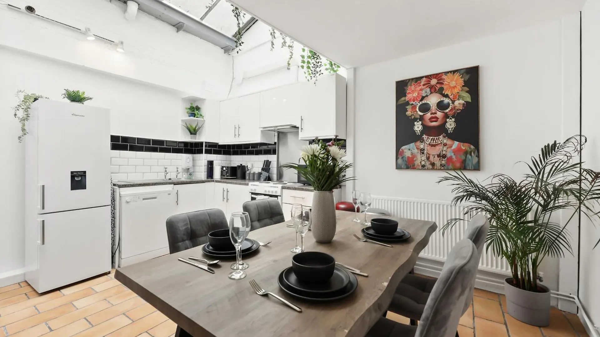 Centrally Located Spacious Three Bedroom Apartment Short Term Rental & Flexible Renting Hackney With Free Wifi London