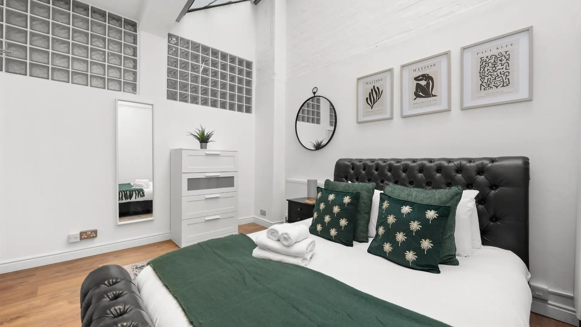 Centrally Located Spacious Three Bedroom Apartment Short Term Rental & Flexible Renting Hackney With Free Wifi London