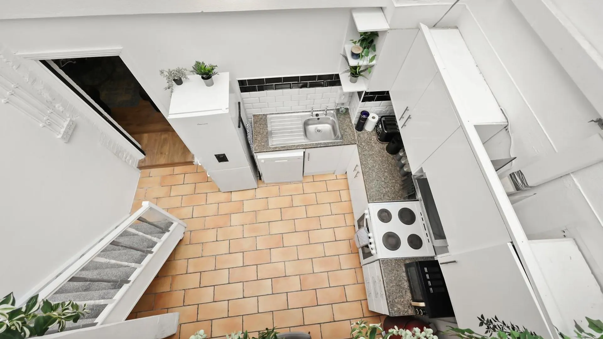 Centrally Located Spacious Three Bedroom Apartment Short Term Rental & Flexible Renting Hackney With Free Wifi London