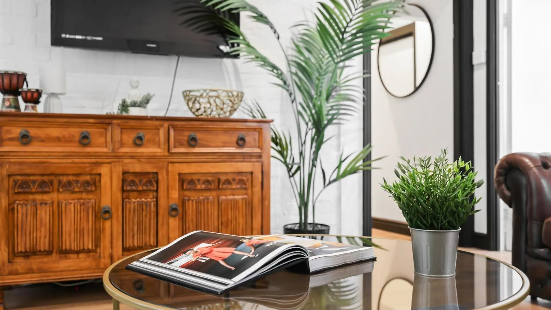 Centrally Located Spacious Three Bedroom Apartment Short Term Rental & Flexible Renting Hackney With Free Wifi London