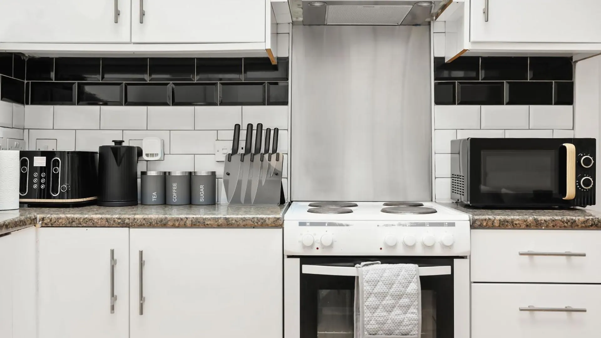 Centrally Located Spacious Three Bedroom Apartment Short Term Rental & Flexible Renting Hackney With Free Wifi London 0*,  United Kingdom