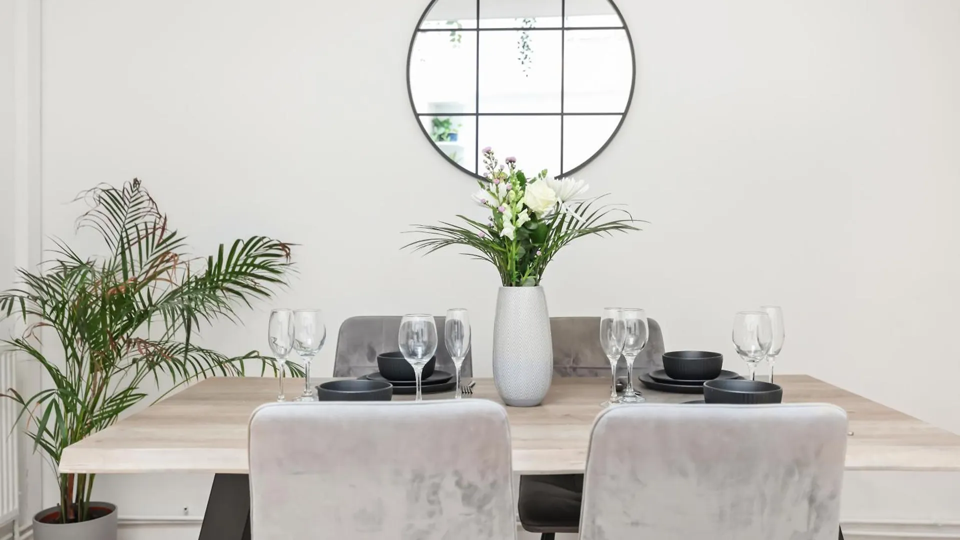 Centrally Located Spacious Three Bedroom Apartment Short Term Rental & Flexible Renting Hackney With Free Wifi London