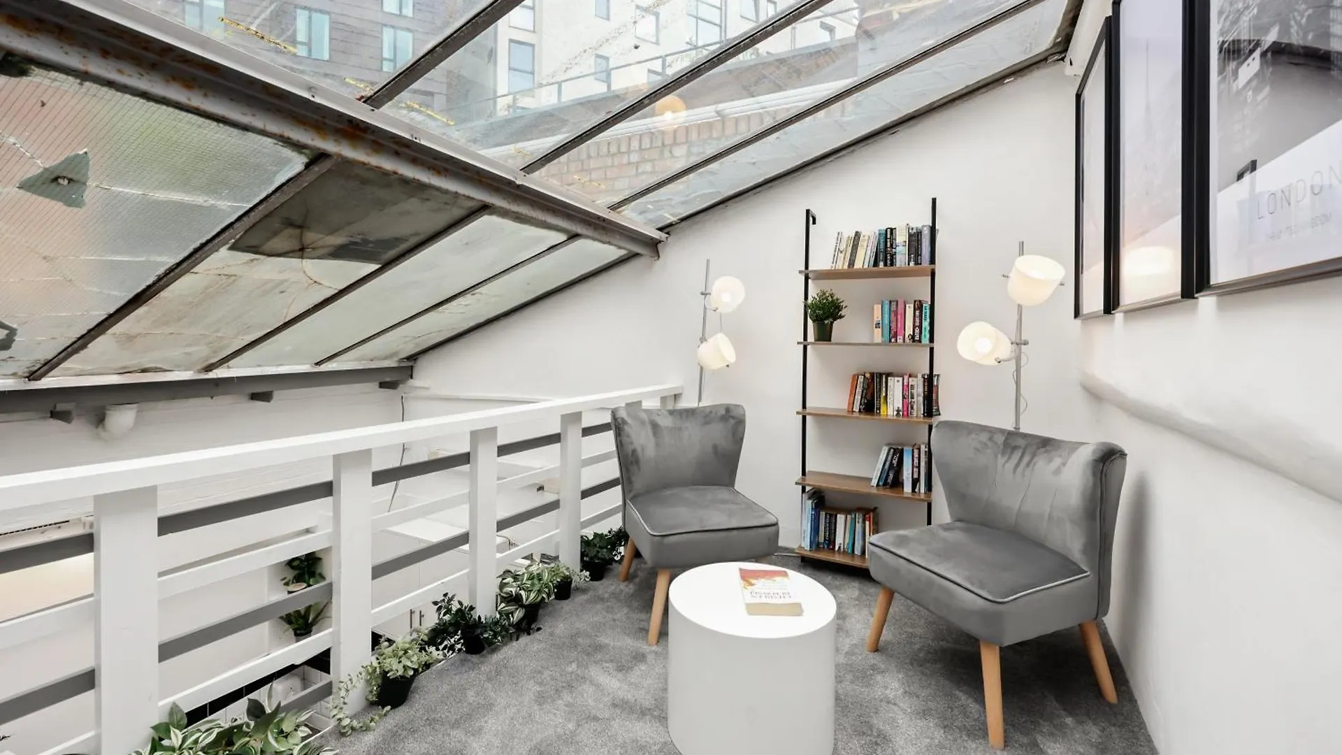 Centrally Located Spacious Three Bedroom Apartment Short Term Rental & Flexible Renting Hackney With Free Wifi London