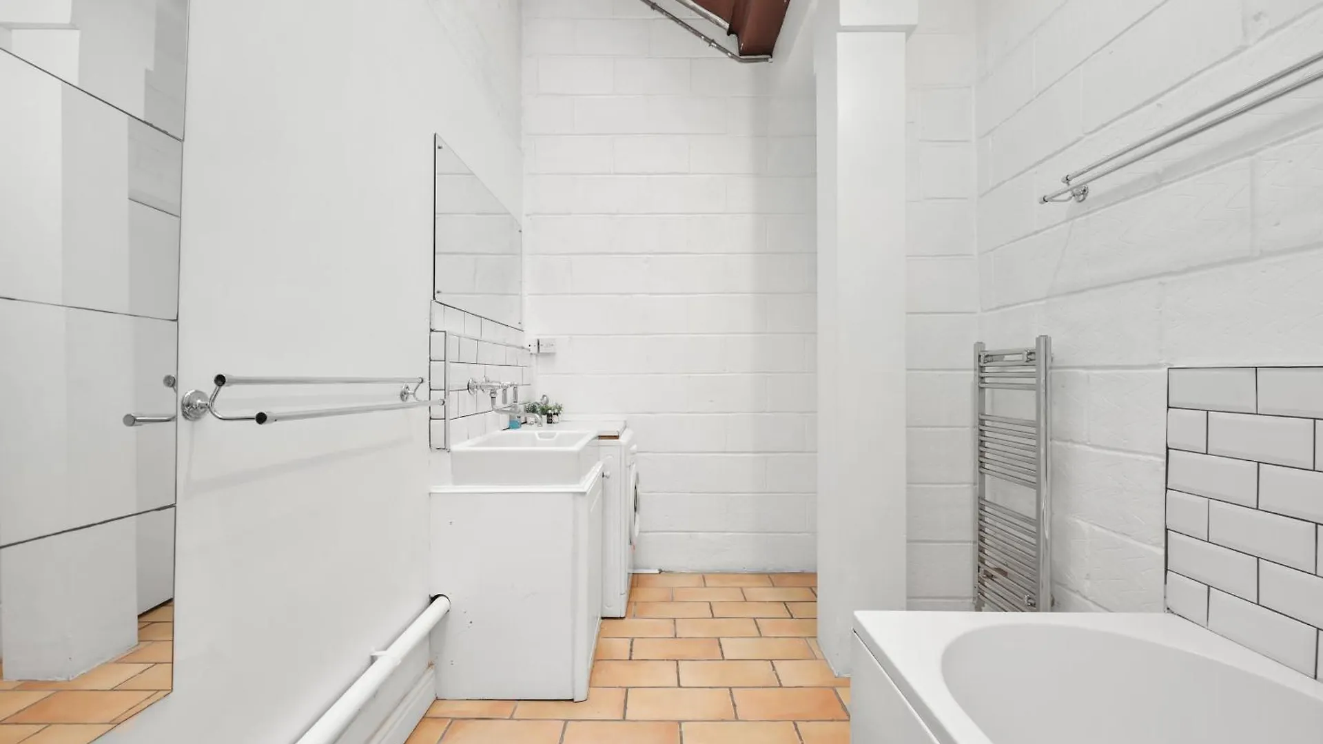 Centrally Located Spacious Three Bedroom Apartment Short Term Rental & Flexible Renting Hackney With Free Wifi London