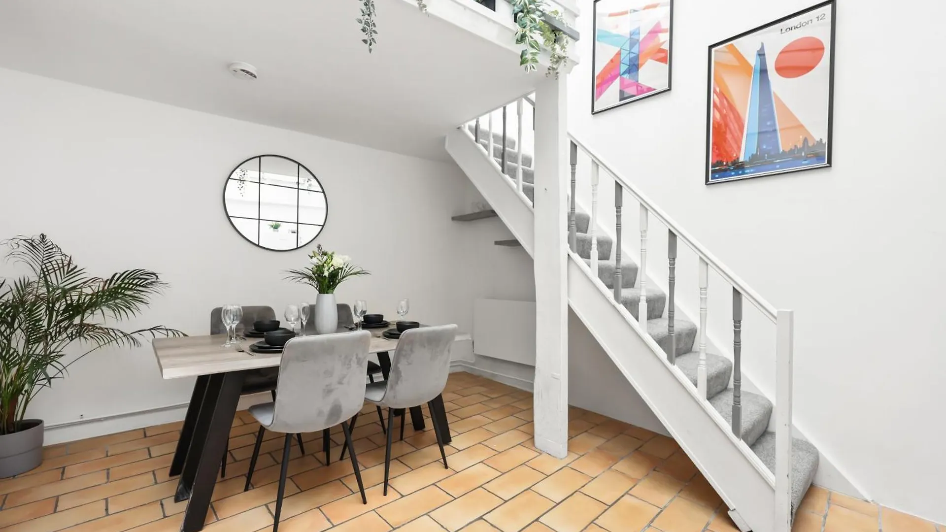 Centrally Located Spacious Three Bedroom Apartment Short Term Rental & Flexible Renting Hackney With Free Wifi London 0*,