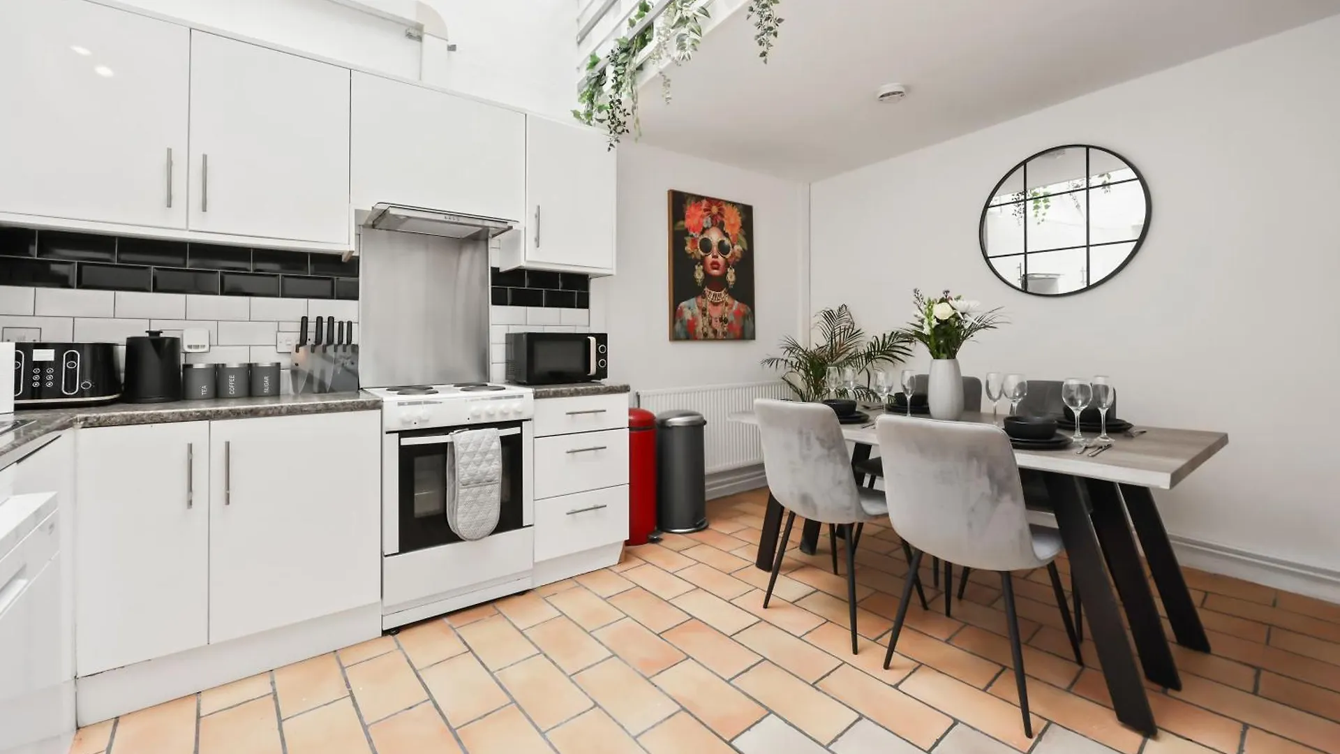 Centrally Located Spacious Three Bedroom Apartment Short Term Rental & Flexible Renting Hackney With Free Wifi London