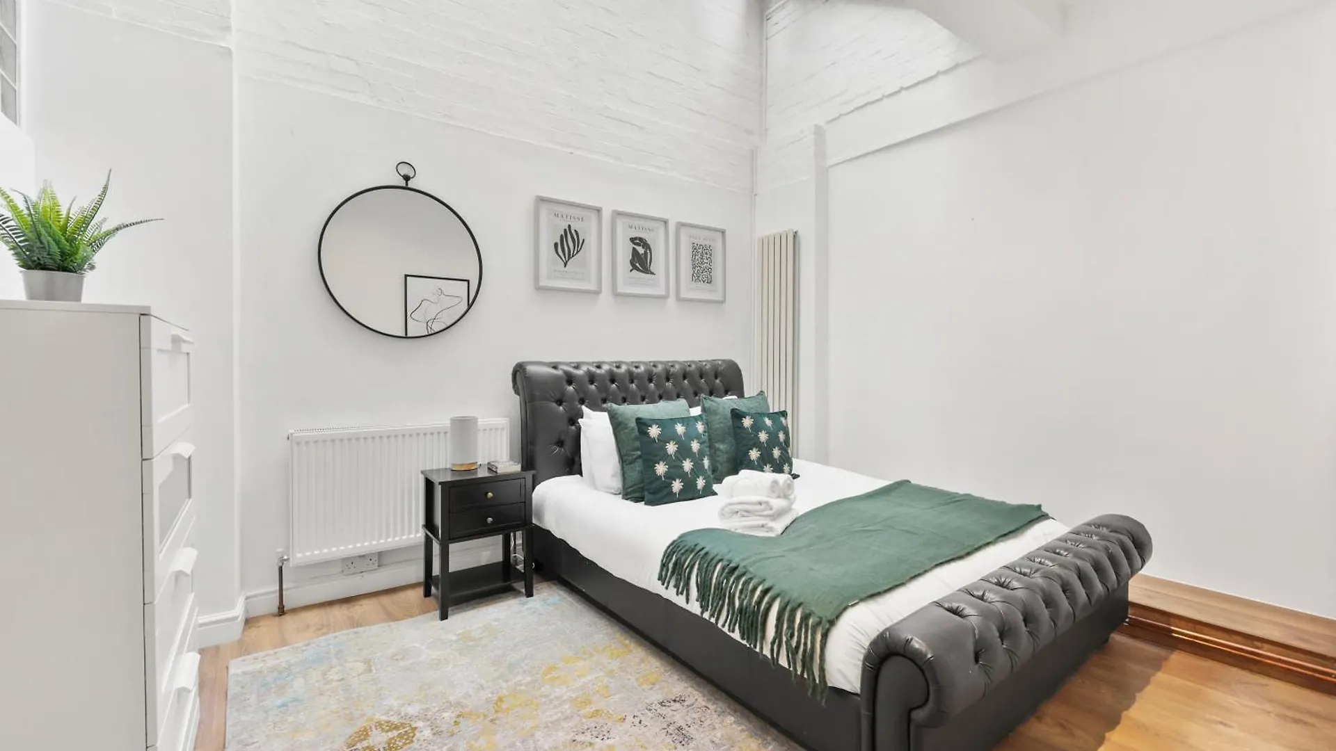 Centrally Located Spacious Three Bedroom Apartment Short Term Rental & Flexible Renting Hackney With Free Wifi London