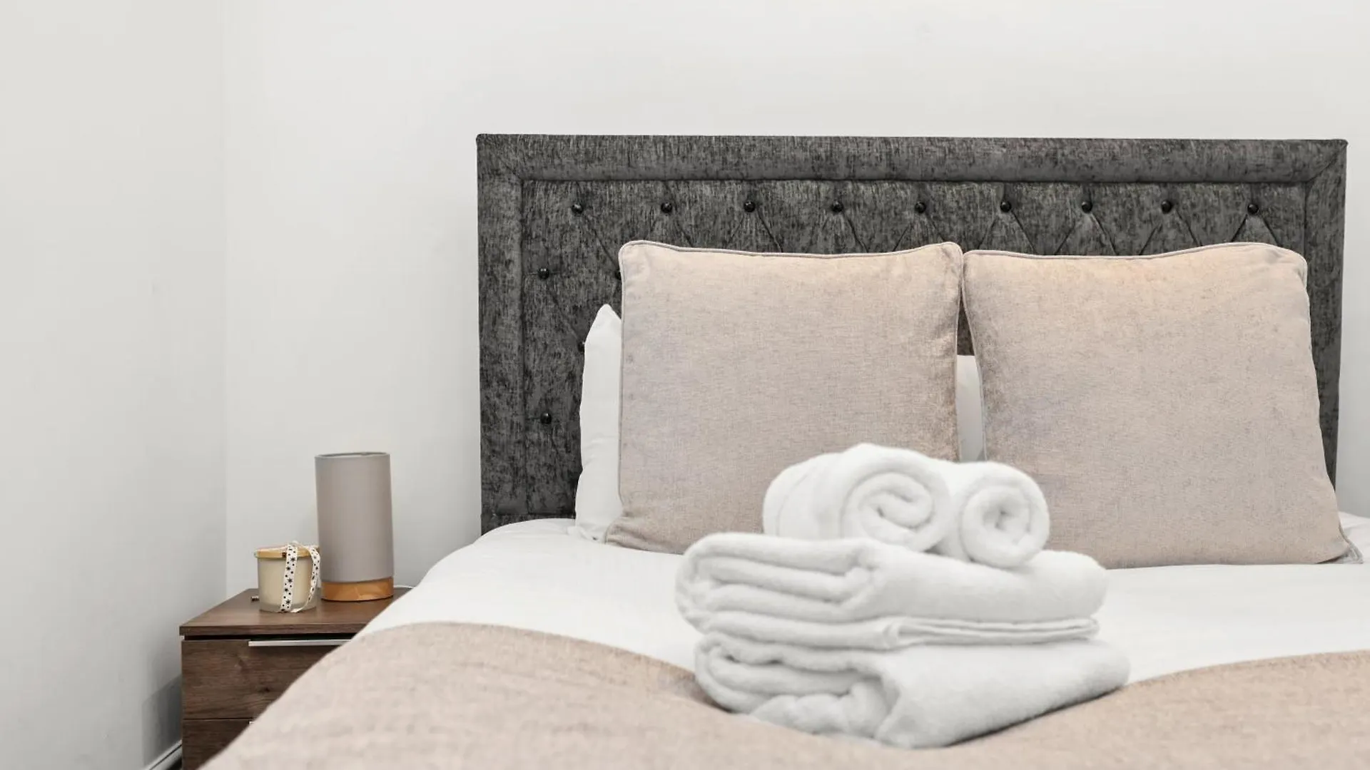 Centrally Located Spacious Three Bedroom Apartment Short Term Rental & Flexible Renting Hackney With Free Wifi London United Kingdom