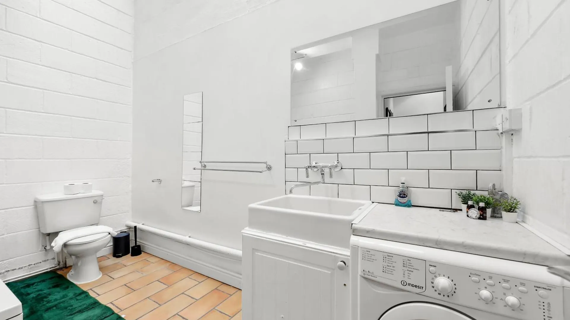 Centrally Located Spacious Three Bedroom Apartment Short Term Rental & Flexible Renting Hackney With Free Wifi London