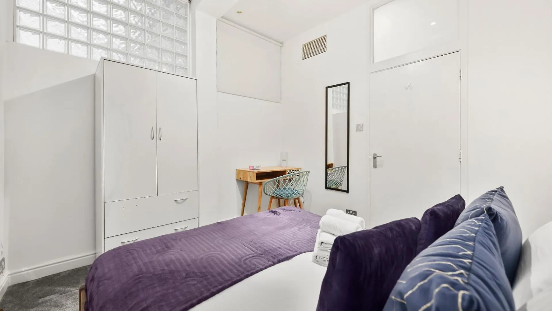 Centrally Located Spacious Three Bedroom Apartment Short Term Rental & Flexible Renting Hackney With Free Wifi London United Kingdom