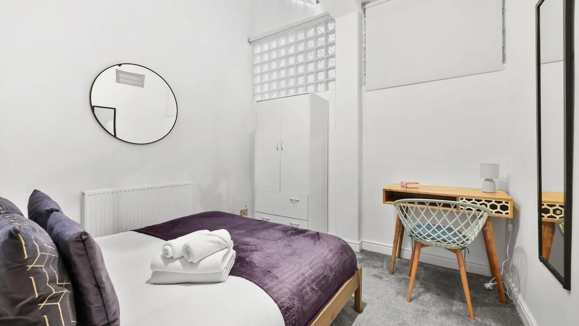 Centrally Located Spacious Three Bedroom Apartment Short Term Rental & Flexible Renting Hackney With Free Wifi London