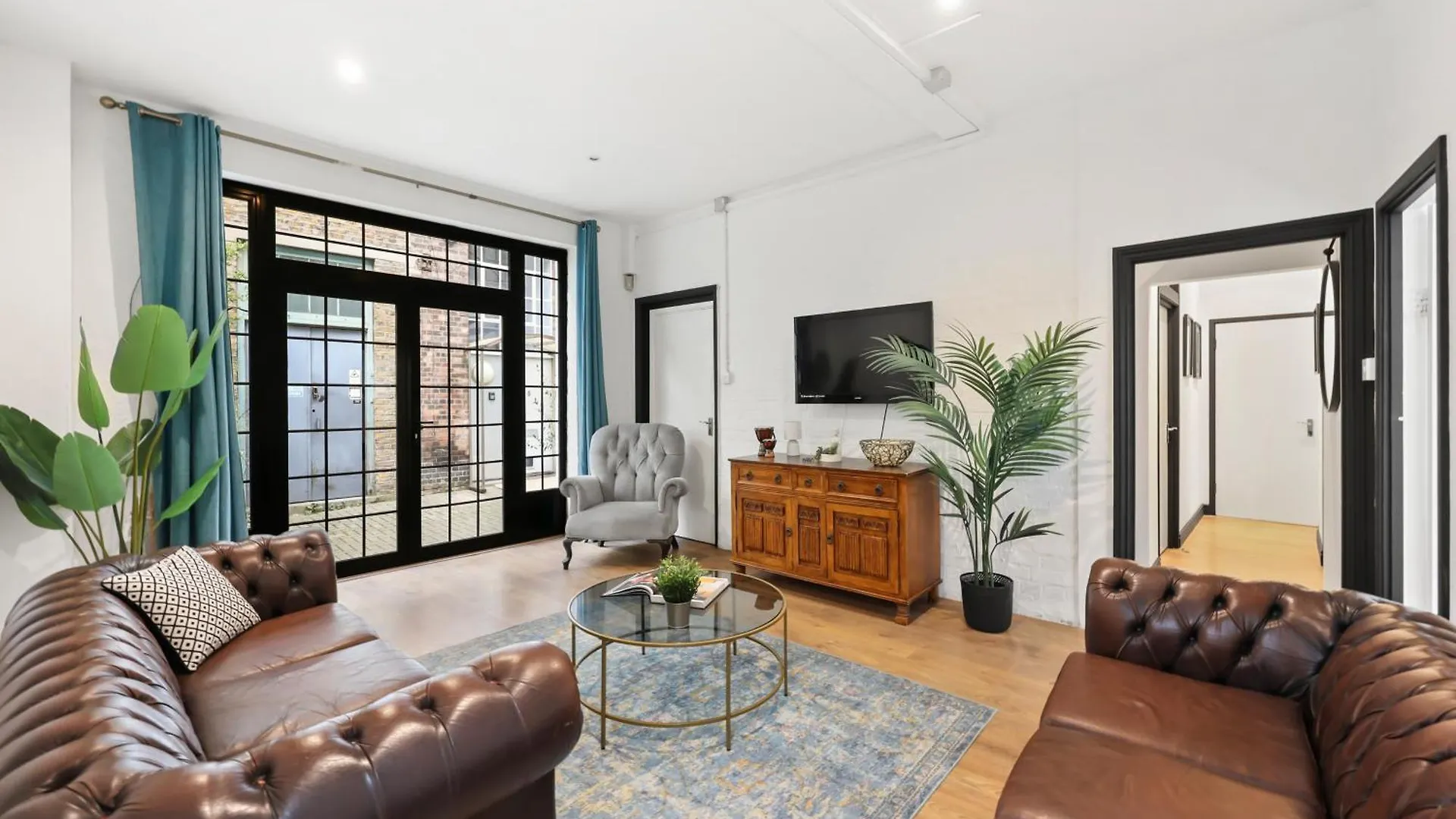 Centrally Located Spacious Three Bedroom Apartment Short Term Rental & Flexible Renting Hackney With Free Wifi contacts