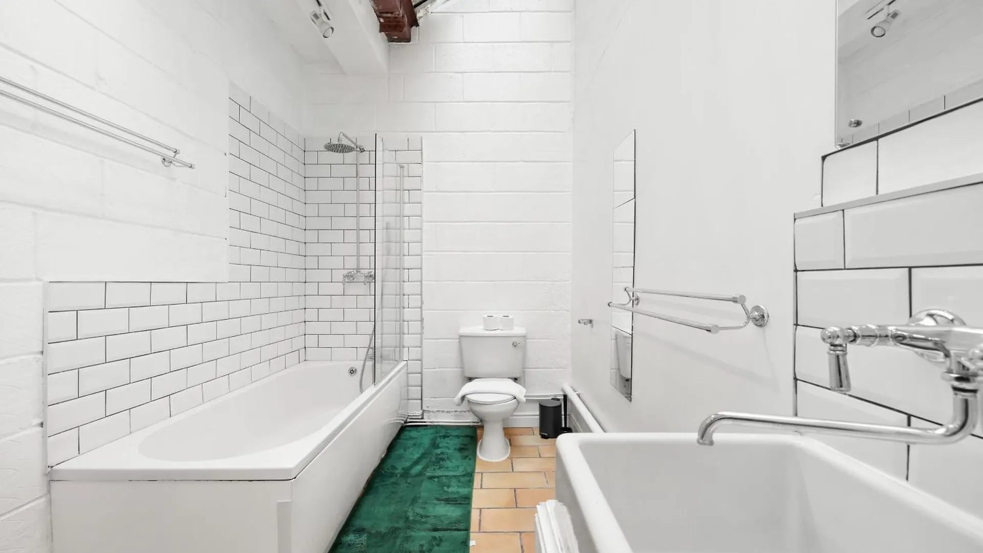 Centrally Located Spacious Three Bedroom Apartment Short Term Rental & Flexible Renting Hackney With Free Wifi London 0*,