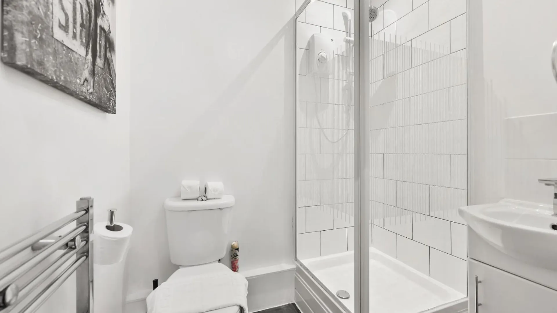 Centrally Located Spacious Three Bedroom Apartment Short Term Rental & Flexible Renting Hackney With Free Wifi London